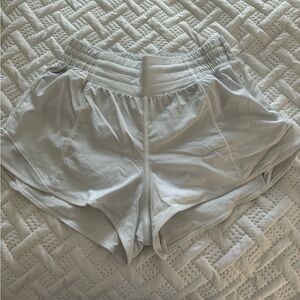 🍋Lululemon white hottie hot shorts (high rise)